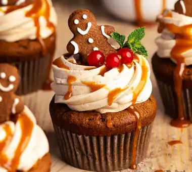 Muffin natalizio guarnito con meringa e un biscotto a forma di omino natalizio. L'impasto è stato fatto utilizzando il cremor tartaro