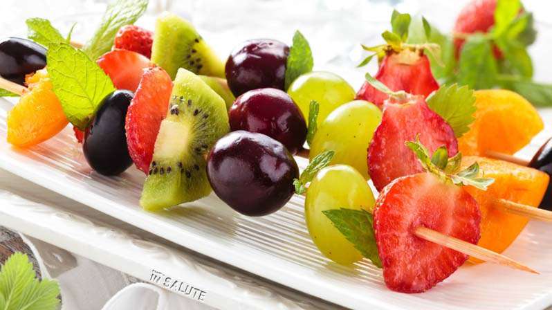 Spiedini di frutta su un vassoio bianco