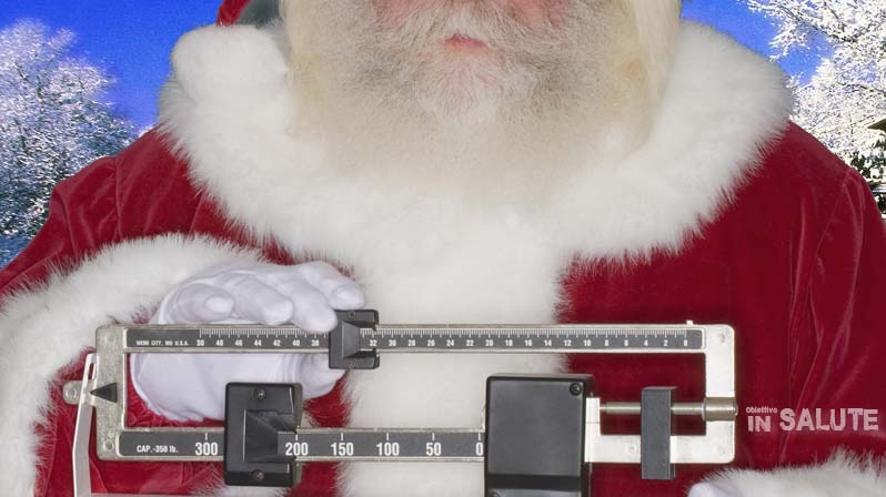 Babbo Natale si pesa su una bilancia industriale