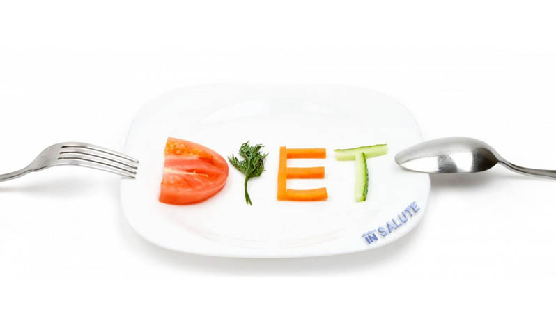 Piatto ovale bianco con le verdure che scrivono la parola dieta