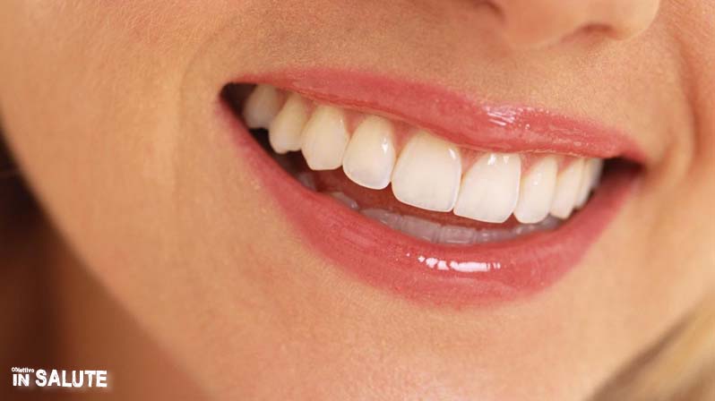 Sorriso di una donna dai denti bianchissimi