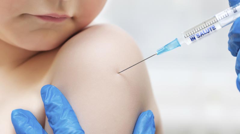 Medico vaccina un bambino