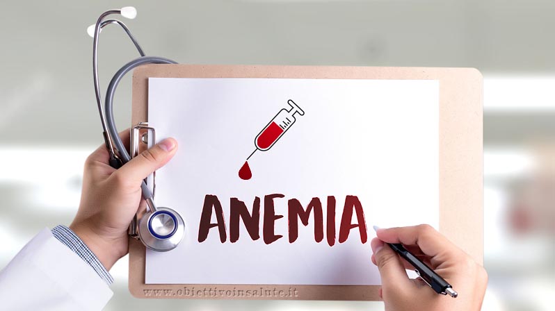 Medico sul suo portadocumenti scrive la parola anemia