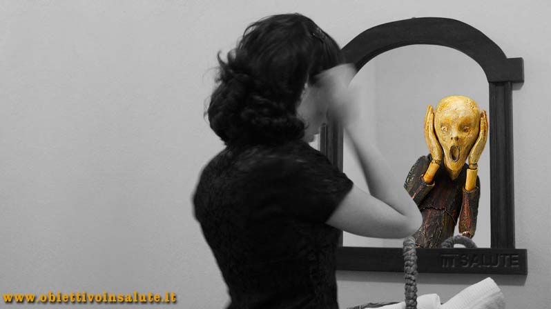 Donna con un attacco di panico si guarda allo specchio che riflette l'urlo di Munch