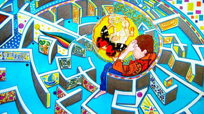 Labirinto colorato con un bambino seduto al centro