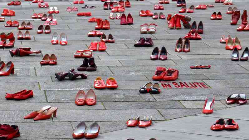 Tante scarpe rosse accoppiate presenti in una piazza