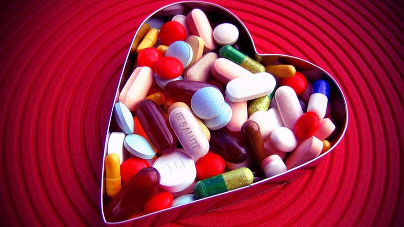 Tantissime pillole inserite in un oggetto a forma di cuore