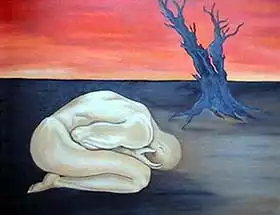 Uomo nudo rannicchiato a terra con le mani in faccia in un paesaggio desertificato con un solo tronco d'albero secco