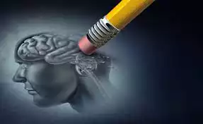 gomma che cancella il cervello di una testa disegnata su un foglio