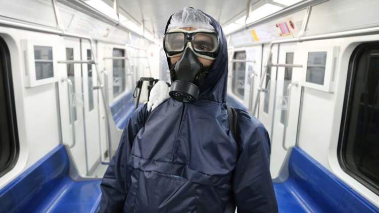 Uomo sul treno con la maschera anti-gas