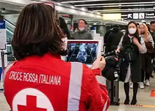 Infermiera della Croce Rossa Italiana che controlla la presenza di covid nei passeggeri