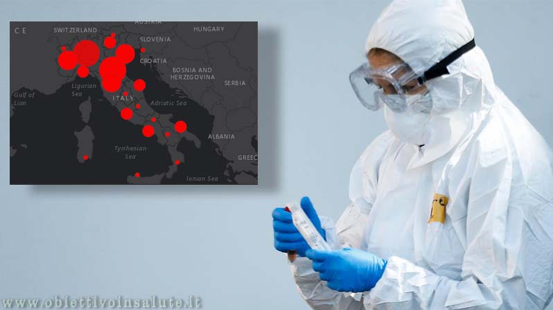 Medico protetto da occhiali, mascherina, guanti e tuta anti-contagio maneggia una fiala di virus covid-19, mentre sullo sfondo c'è la cartina dell'Italia con evidenziate le zone del contagio