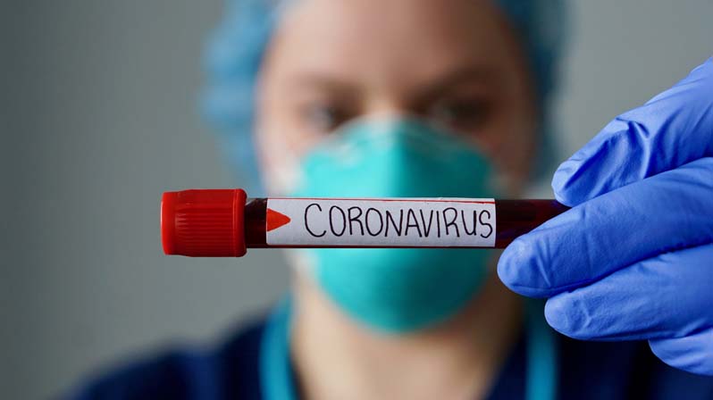 Infermiera ha in mano una provetta di sangue con su scritto Coronavirus