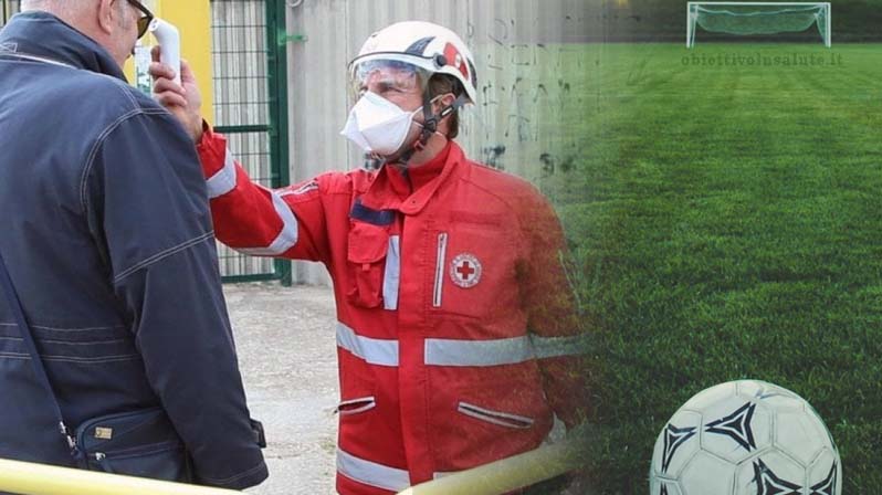 Due immagini affiancate, a sinistra un infermiere della croce rossa misura la febbre a un tifoso prima di entrare allo stadio, a destra un campo da calcio con un pallone