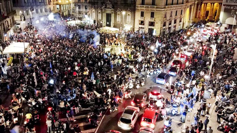 Tifosi del Napoli riversati per strada a festeggiare la vittoria della Coppa Italia