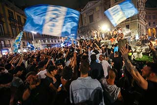 Festeggiamenti dei tifosi del Napoli, in strada, in periodo covid