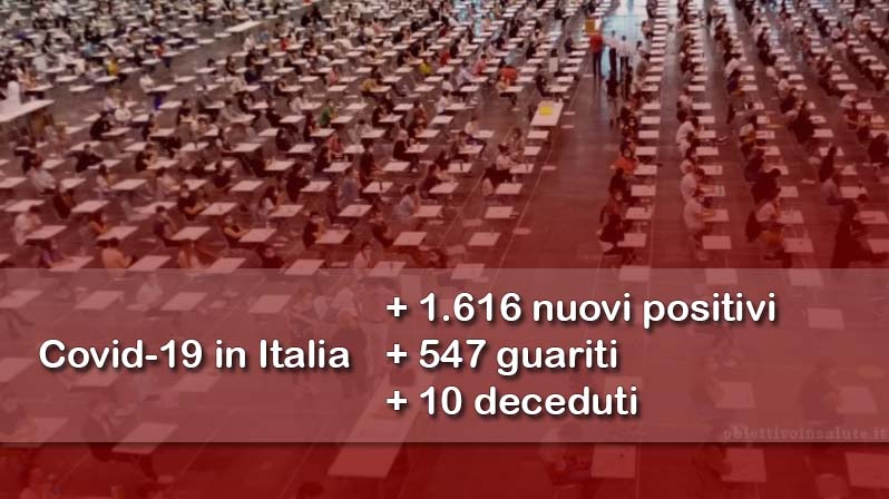 Ragazzi fanno degli esami con i banchi ben distanti, in primo piano dell’immagine vengono riportati i dati aggiornati del contagio in Italia
