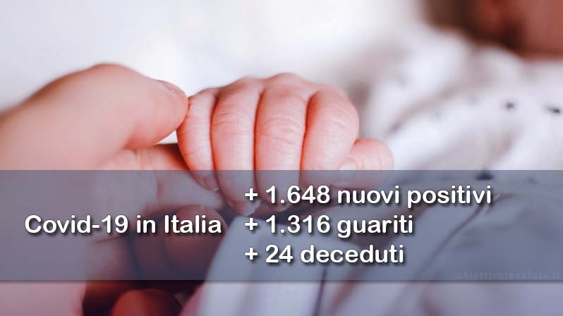 Sullo sfondo un neonato stringe l'indice del genitore, in primo piano dell’immagine vengono riportati i dati aggiornati del contagio in Italia