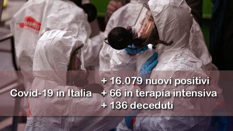 Sullo sfondo dei medici si mettono delle tute protettive, in primo piano dell’immagine vengono riportati i dati aggiornati del contagio in Italia