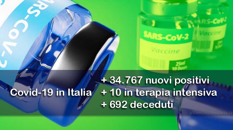 Una siringa preleva del liquido da una fiala di vaccino sars-covid-2, in primo piano dell’immagine vengono riportati i dati aggiornati del contagio in Italia