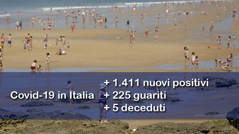 Sullo sfondo dei bagnanti sulla spiaggia ben distanti l'uno dall'altro, in primo piano dell’immagine vengono riportati i dati aggiornati del contagio in Italia