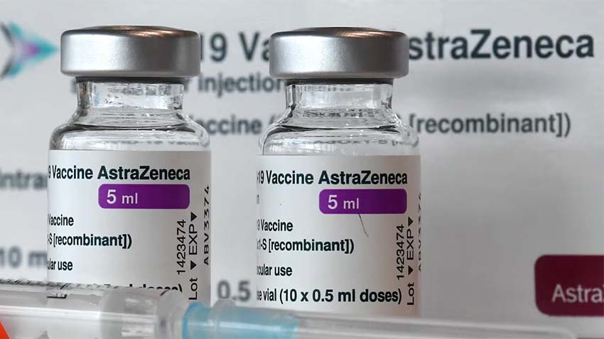 Due fiale del vaccino AstraZeneca con davanti una siringa per la somministrazione