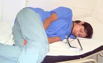Infermiera esausta dorme su una barella