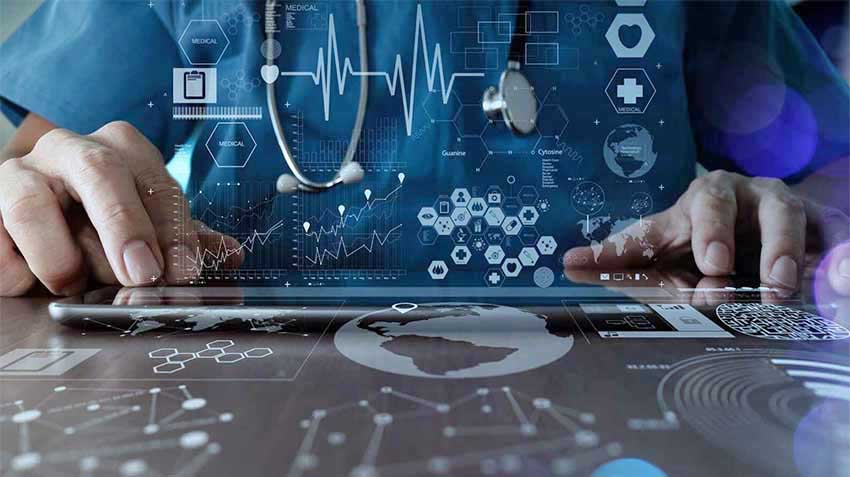 Medico consulta i dati di un paziente attraverso degli strumenti digitali