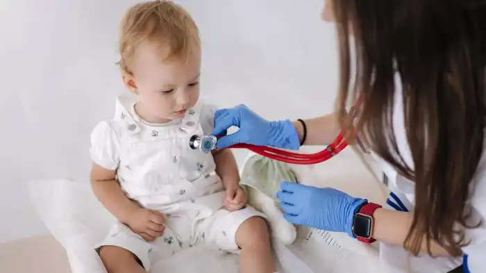 Una dottoressa visita con lo stetoscopio una bambina