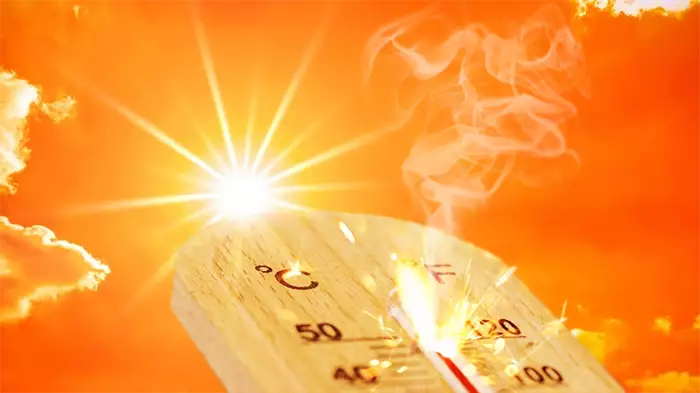 Sole rovente con in primo piano un termometro che segna 50 gradi e prende fuoco