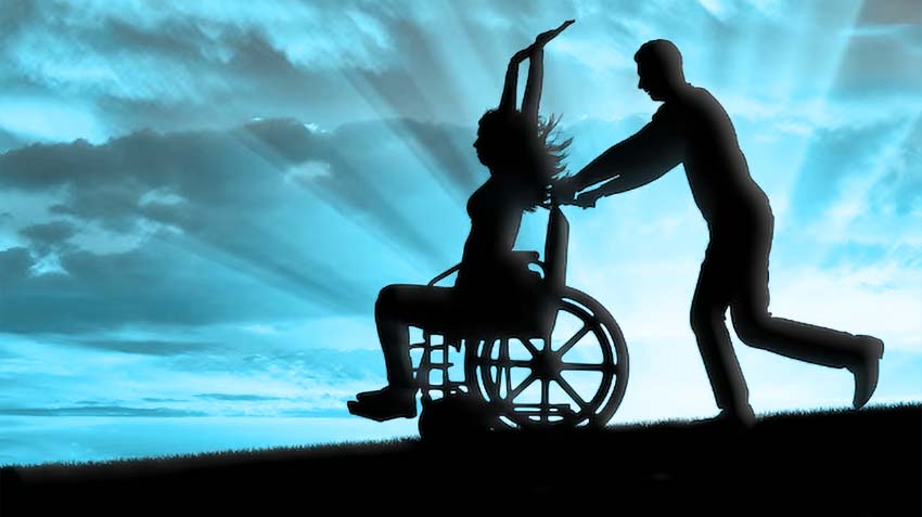 Ragazza disabile su una carrozzella viene spinta da un ragazzo